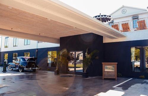 West Okoboji Hotel | The Inn Hotel Lake Okoboji, an Ascend Collection Hotel