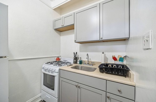 Oak Park Apartment | The King's Corner /Ground Level/Train Access