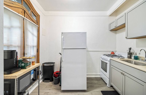 Oak Park Apartment | The King's Corner /Ground Level/Train Access
