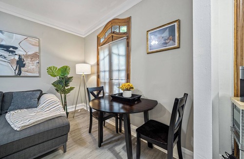 Oak Park Apartment | The King's Corner /Ground Level/Train Access