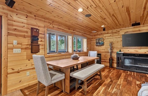 Newaygo Cabin | The Lazy Cast Lodge|Sleeps 12|King Bed|Salt Water Hot Tub