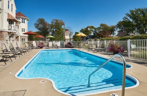 Holland House | The Nantucket 1 Bedroom: Available Fall to Spring/Early Summer, 1 BD, 1 Bath, Patio, Golf