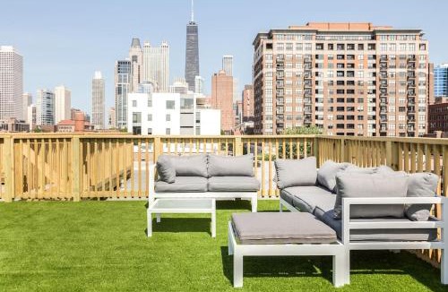 River North Apartment | The Orleans - Floor 2 Private roof deck Patio