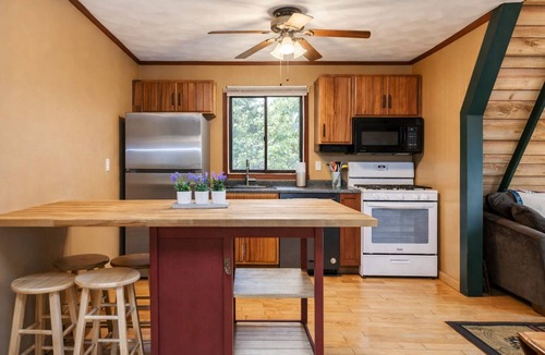 Pekin Cabin | The Owls Perch: Cabin w/Game Room & Pet Friendly