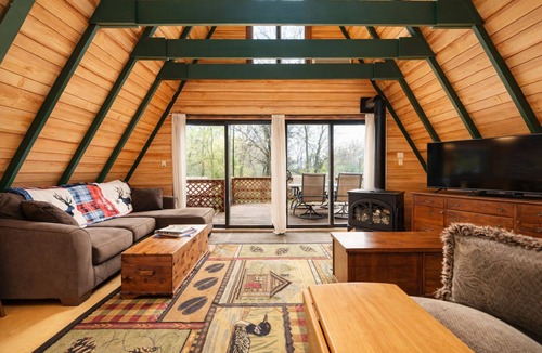 Pekin Cabin | The Owls Perch: Cabin w/Game Room & Pet Friendly