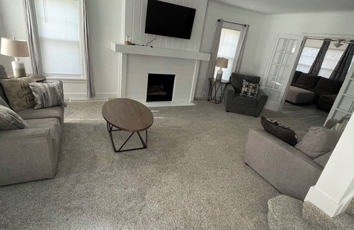 Carroll House | The peaceful oasis Charming 3-bedroom house with WiFi, AC in welcoming Carroll