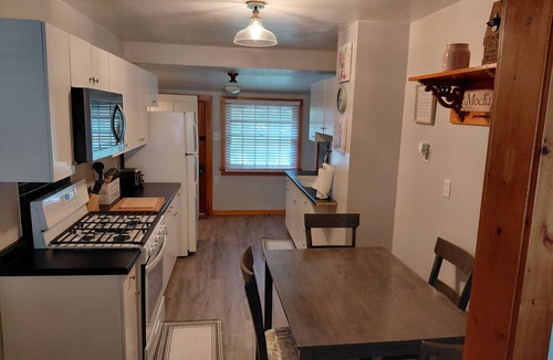 Waupaca House | The Pine House - Sleeps 8 - Downtown Waupaca