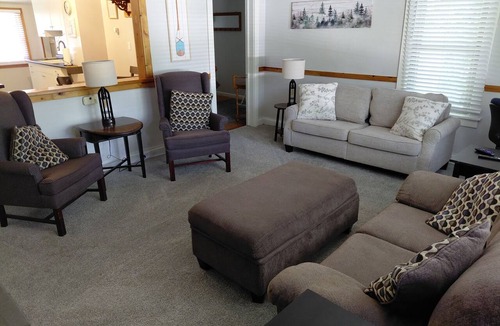 Waupaca House | The Pine House - Sleeps 8 - Downtown Waupaca