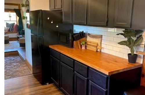 Graymont House | The Schoolhouse Cabin - Hot Tub and Game Room!