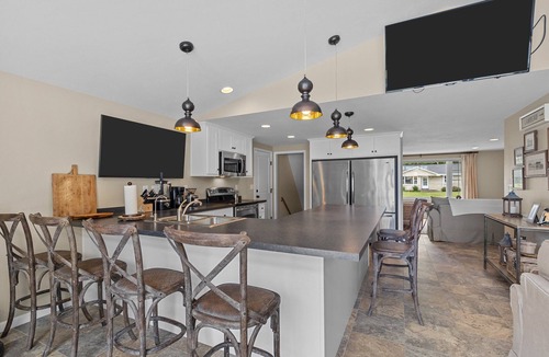 Ashwaubenon House | THE STADIUM HOUSE W/LAMBEAU FIELD IN YOUR BACKYARD IS OPEN FOR PACKER SEASON!