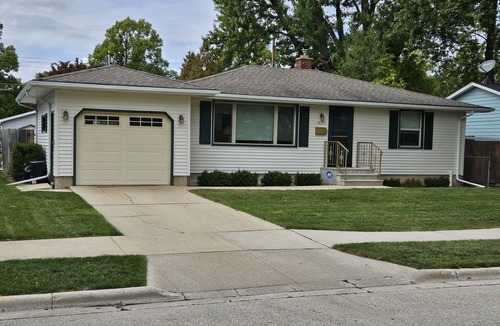 Green Bay House | THE TUNDRA HOUSE IS OPEN! ND vs, WISCONSIN & PACKER SEASON! 1 BLOCK FROM LAMBEAU