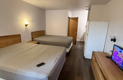 Cambridge Hotel | The Village Motel