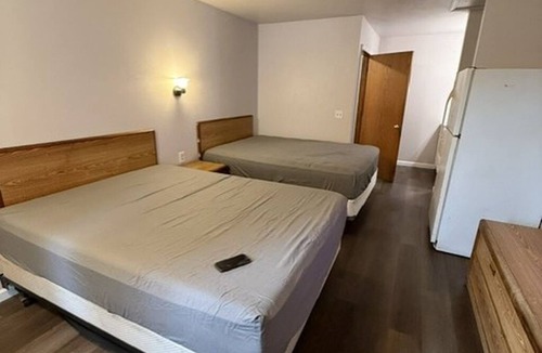 Cambridge Hotel | The Village Motel