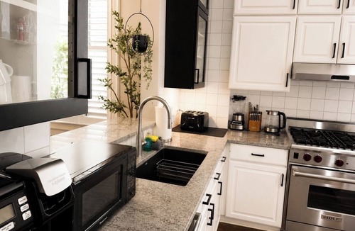 Old Town Triangle House | Theater Room and Gym | 4BR Near Lincoln Park