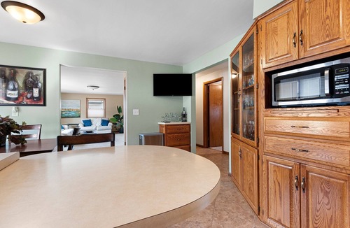Ashwaubenon House | This house is a 3 bedroom(s), 2 bathrooms, located in Green Bay, WI.