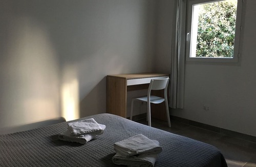 Cadenet Cabin | To the Sound of Cicadas—a peaceful spot with a pool, just a 5-minute walk from the village
