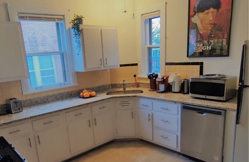 Oak Park Apartment | Top floor of Historic Oak Park Home/2 Car Garage