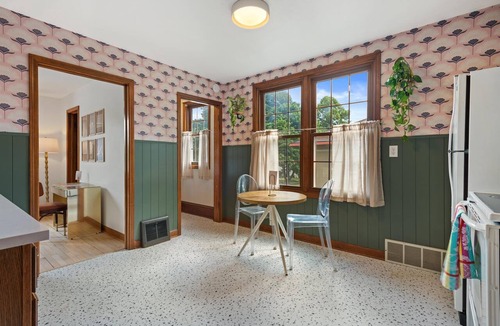 Wauwatosa Apartment | Tosa Farmhouse Guesthouse Upper Duplex