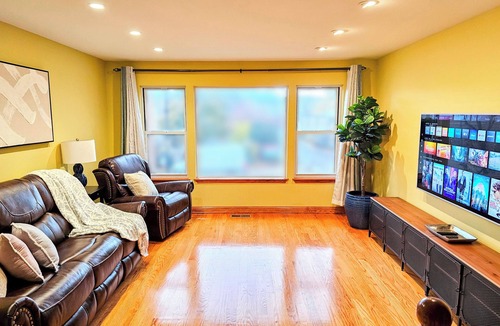 Chinatown House | Townhome 3 bedroom 2 bath with Parking - near McCormick Place , Chinatown Sox