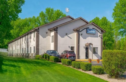 Muskegon Heights Hotel | Travelodge by Wyndham Muskegon
