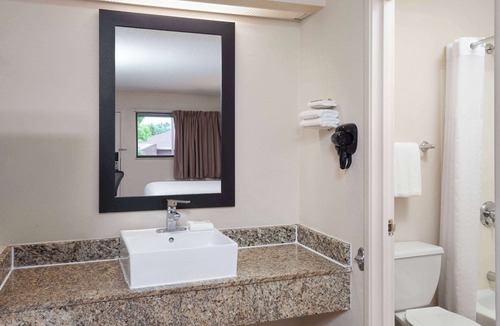 Peoria House | Travelodge by Wyndham Peoria