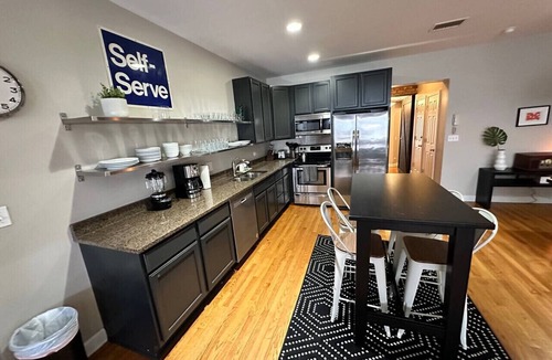 Wicker Park Apartment | Trendy Wicker Park Loft with Parking