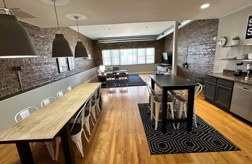 Wicker Park Apartment | Trendy Wicker Park Loft with Parking