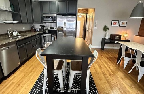 Wicker Park Apartment | Trendy Wicker Park Loft with Parking