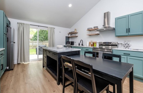 Lakeside Cottage | (Unit B) Lakeside Home Close To Private Association Beach!