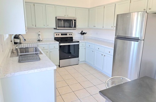 Roselle Apartment | Updated 2 BR Condo - Walk to Train!