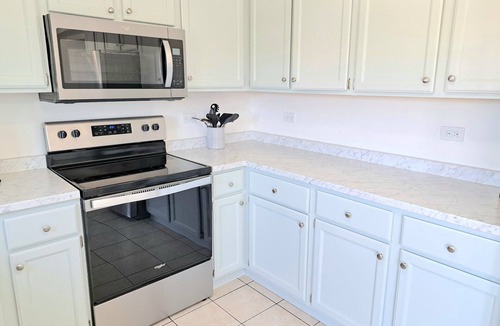 Roselle Apartment | Updated 2 BR Condo - Walk to Train!