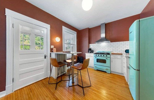 Lakewood-Balmoral Apartment | Updated 3 Bedroom Chicago Historic Andersonville