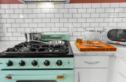 Lakewood-Balmoral Apartment | Updated 3 Bedroom Chicago Historic Andersonville