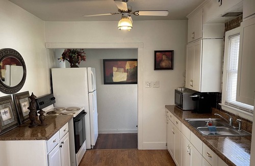 Dubuque House | ⭐️Updated stylish home in central Dubuque.. close to colleges, mall, restaurants⭐️