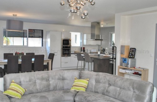 Tours Cottage | Urban Retreat in Tours: Heated Pool, Up to 14 Guests, Close to City Center & Loire à Vélo