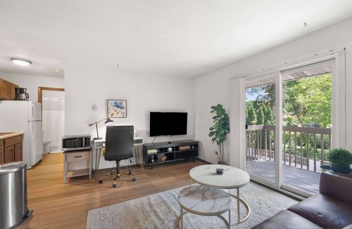 Regent Apartment | UW Hospital Retreat with Dedicated Workspace