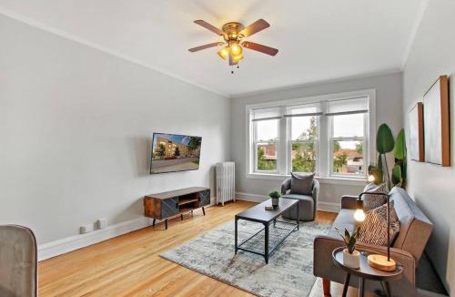 Irving Park Apartment | Vibrant 1BR Apartment close to Dining - Cullom B3