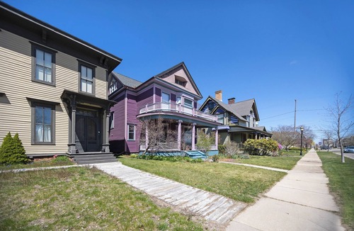 Nelson House | Victorian in downtown historic district. Large porches. Near lakes and trails.