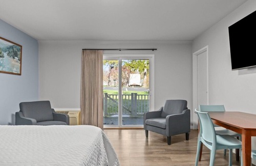Elkhart Lake Resort | Victorian Inn #117 | King Bed