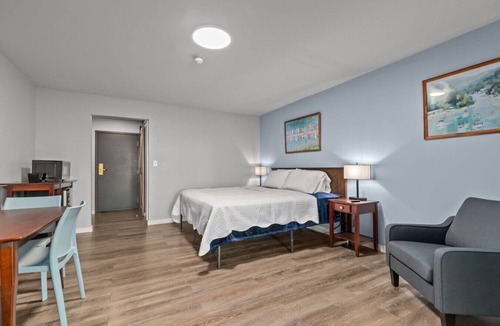 Elkhart Lake Resort | Victorian Inn #117 | King Bed