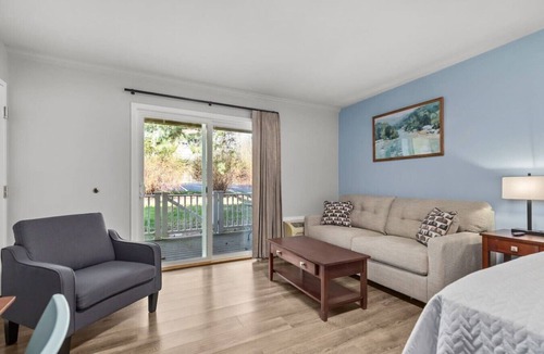 Elkhart Lake Bed & Breakfast | Victorian Inn #119 | King Bed + Full Sleeper Sofa