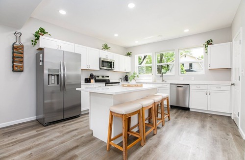 Near Northwest House | Victory Villa - 5 BR 5 Min From Campus<>ND Living