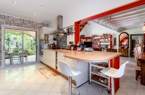 Eyragues House | Villa 'Maison Avec Piscine Eyrargues 6p' with Mountain View, Private Pool and Wi-Fi