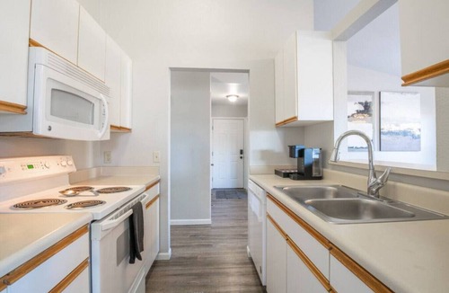 Pekin House | VILLA VERBENA - Sleek 3 BD in Pekin
