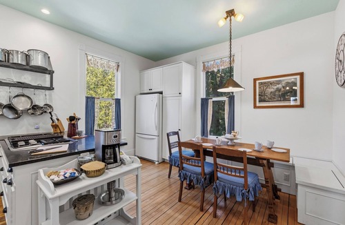 Elkhart Lake Cottage | Villa von Baumbach - Trade Screens for Stories