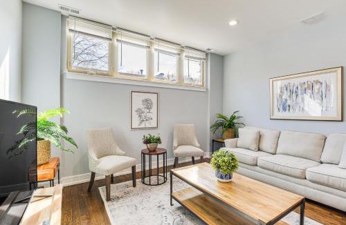 Bucktown Apartment | Walk to Blue Line: Sleek Apartment in Bucktown!