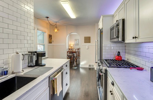 Fox River Grove House | Walk to Fox River Grove Train Station + Hot Tub!