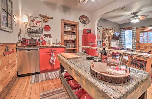 Sturgeon Bay Apartment | Walk to Waterfront: Dtwn Sturgeon Bay Retreat!