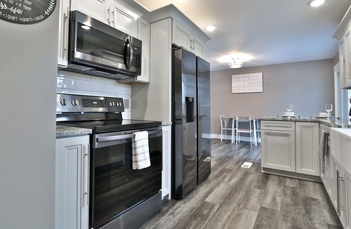 Southeast Omaha House | Walk to Zoo & CWS, WiFi, Smart TVs, Yard, Parking, Near DT