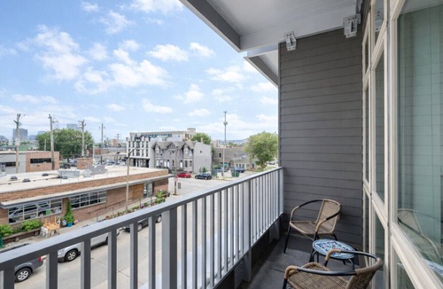 Fifth Ward Apartment | Walker`s Point Apt with Gym and Balcony | Sleeps 4-5